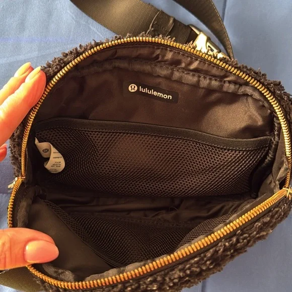 SOLD OUT Lululemon Everyday Belt Bum Bag Fleece 2L in Black & Gold! - Picture 8 of 10